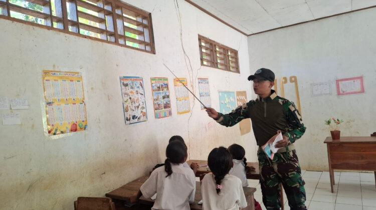 Tanamkan Cinta Tanah Air, Satgas Pamtas Yonarhanud 2 Kostrad Berikan Pembekalan Wawasan Kebangsaan kepada Siswa SDN Sitnoni