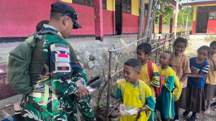 Berbagi Gizi, Menebar Edukasi: Satgas Pamtas Yonarhanud 2 Kostrad Bagikan Makanan Bergizi Gratis kepada Siswa SDN Amfoang Timur