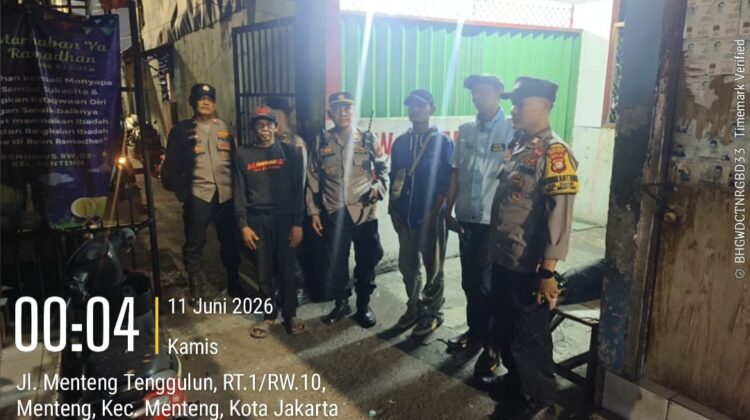 Patroli Jalan Kaki di Menteng Tenggulun, Polsek Metro Menteng Cegah Tawuran dan Kejahatan Malam