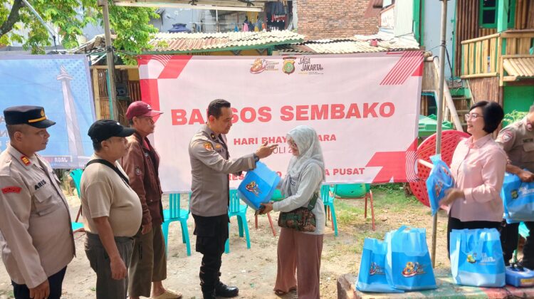 Polres Metro Jakarta Pusat Salurkan 50 Paket Sembako di Johar Baru Sambut Hari Bhayangkara ke-80