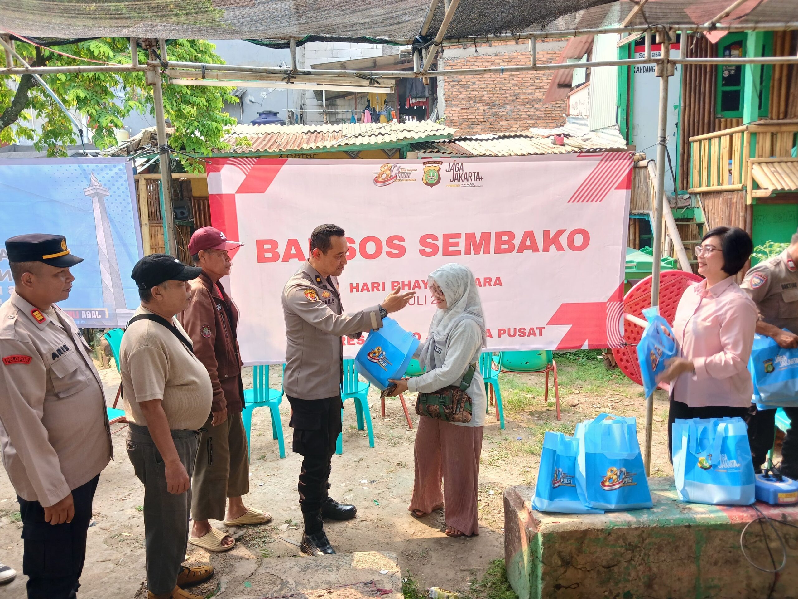 Polres Metro Jakarta Pusat Salurkan 50 Paket Sembako di Johar Baru Sambut Hari Bhayangkara ke-80