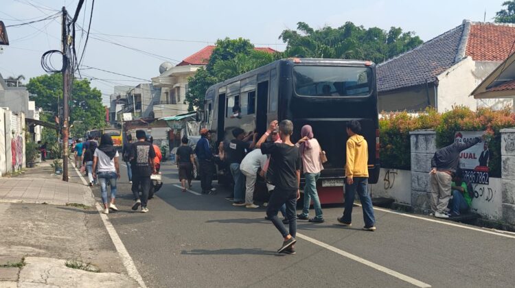Monitoring Keberangkatan Massa Aksi, Polsek Johar Baru Pastikan Situasi Kondusif