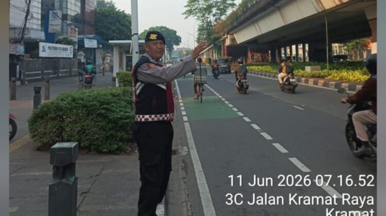 Personel Samapta Polsek Senen Intensifkan Pengaturan Lalu Lintas di Simpang Lima Senen dan TL Carolus