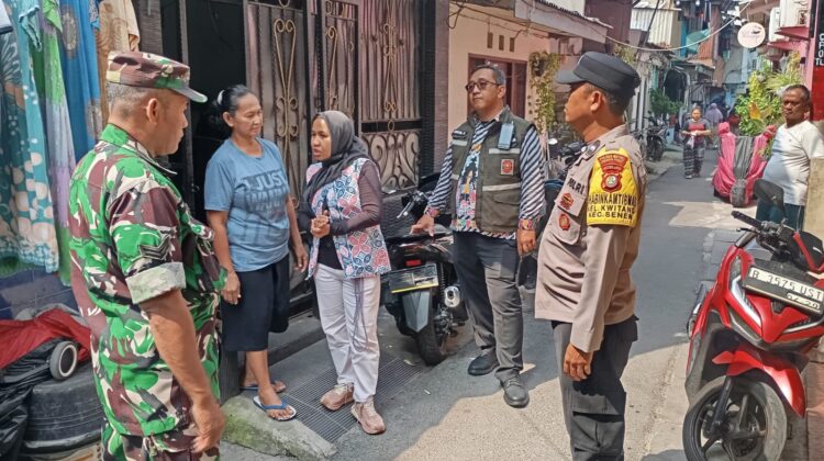 Tiga Pilar Kwitang Tindak Lanjuti Laporan Warga, Pedagang Diminta Tidak Berjualan di Atas Saluran Air