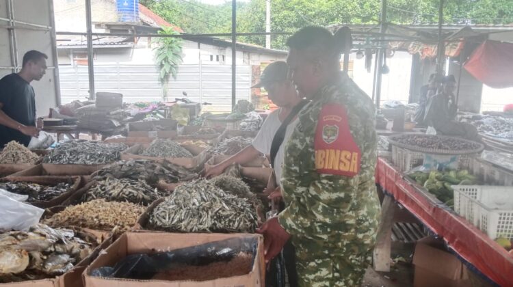 Babinsa Pantau Harga Sembako di Pasar Tradisional Ranca Iyuh, Pastikan Stabilitas Ekonomi Warga dan Kondusivitas Wilayah