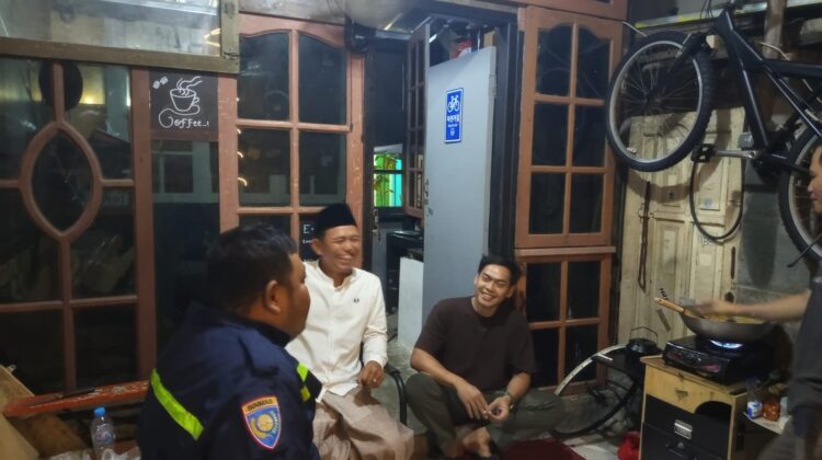 Bhabinkamtibmas Petamburan Tingkatkan Sinergitas Warga Melalui Sambang Pos Kamling RW 03