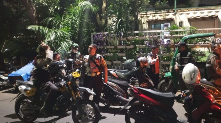 Patroli Gabungan Tiga Pilar Antisipasi Gangguan Kamtibmas di Johar Baru