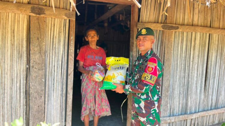 Wujud Kepedulian di Tapal Batas, Satgas Yonarhanud 2 Kostrad Salurkan 100 Paket Sembako untuk Warga Natemnanu