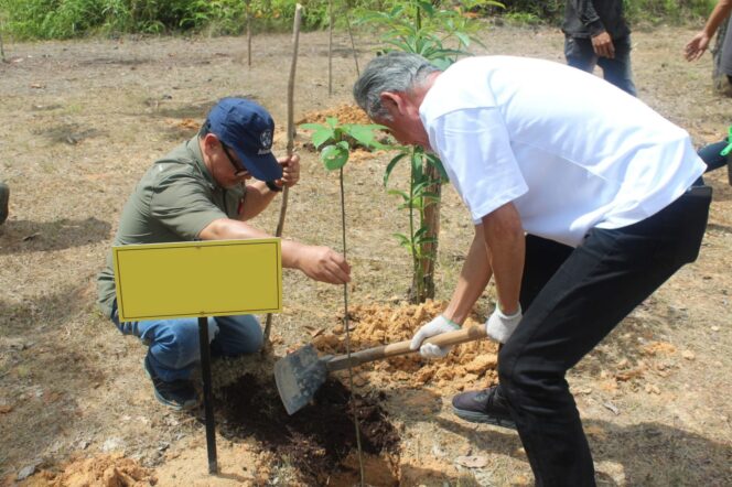 
					Sambut Hari Penanggulangan Degradasi Lahan dan Kekeringan Sedunia 2026, Belantara Foundation Ajak Sektor Swasta Jepang Tanam Pohon di Tahura Sultan Syarif Hasyim, Riau