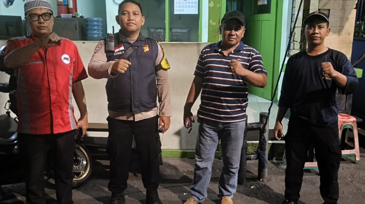 Sambang Satkamling Jelang Malam, Bhabinkamtibmas Gunung Sahari Utara Perkuat Sinergi Keamanan Warga