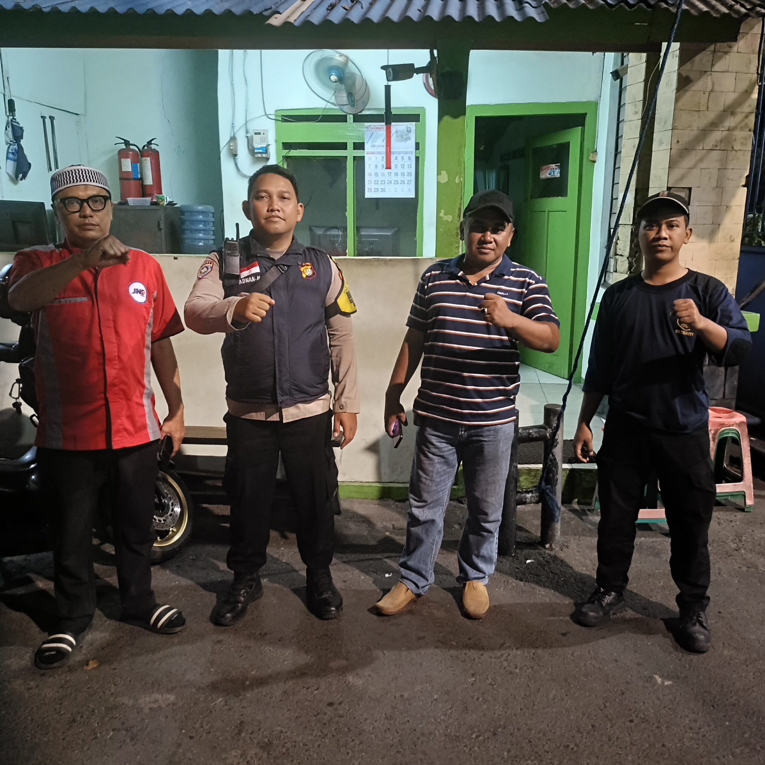 Sambang Satkamling Jelang Malam, Bhabinkamtibmas Gunung Sahari Utara Perkuat Sinergi Keamanan Warga