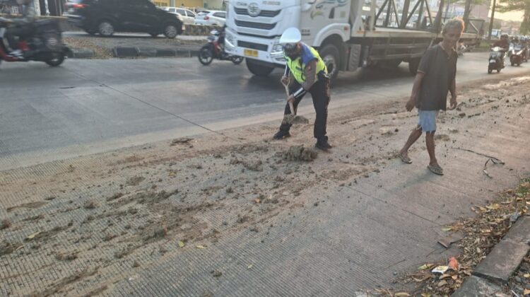 Anggota Lantas Polsek Kelapa Gading Respon Cepat Mobil Truck Tumpah Tanah : Datangi TKP Dan Atur Lalin