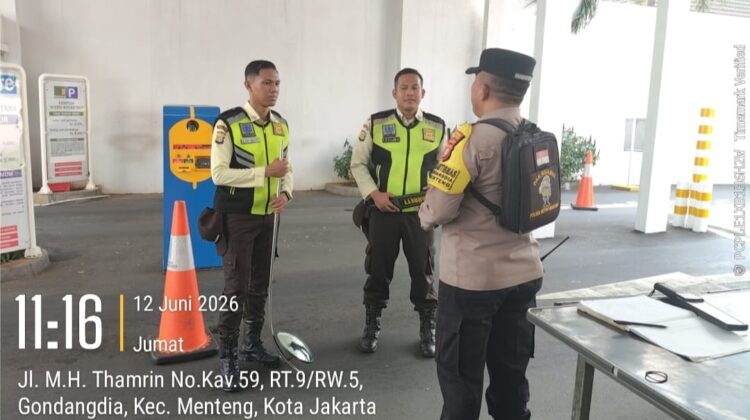 Patroli Gedung Wisma Nusantara, Bhabinkamtibmas Gondangdia Ajak Security Tingkatkan Kewaspadaan