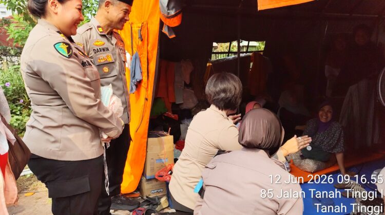 Polwan Jaga Jakarta Hadir Menguatkan, Salurkan Bantuan dan Dukungan Moril bagi Korban Kebakaran Tanah Tinggi