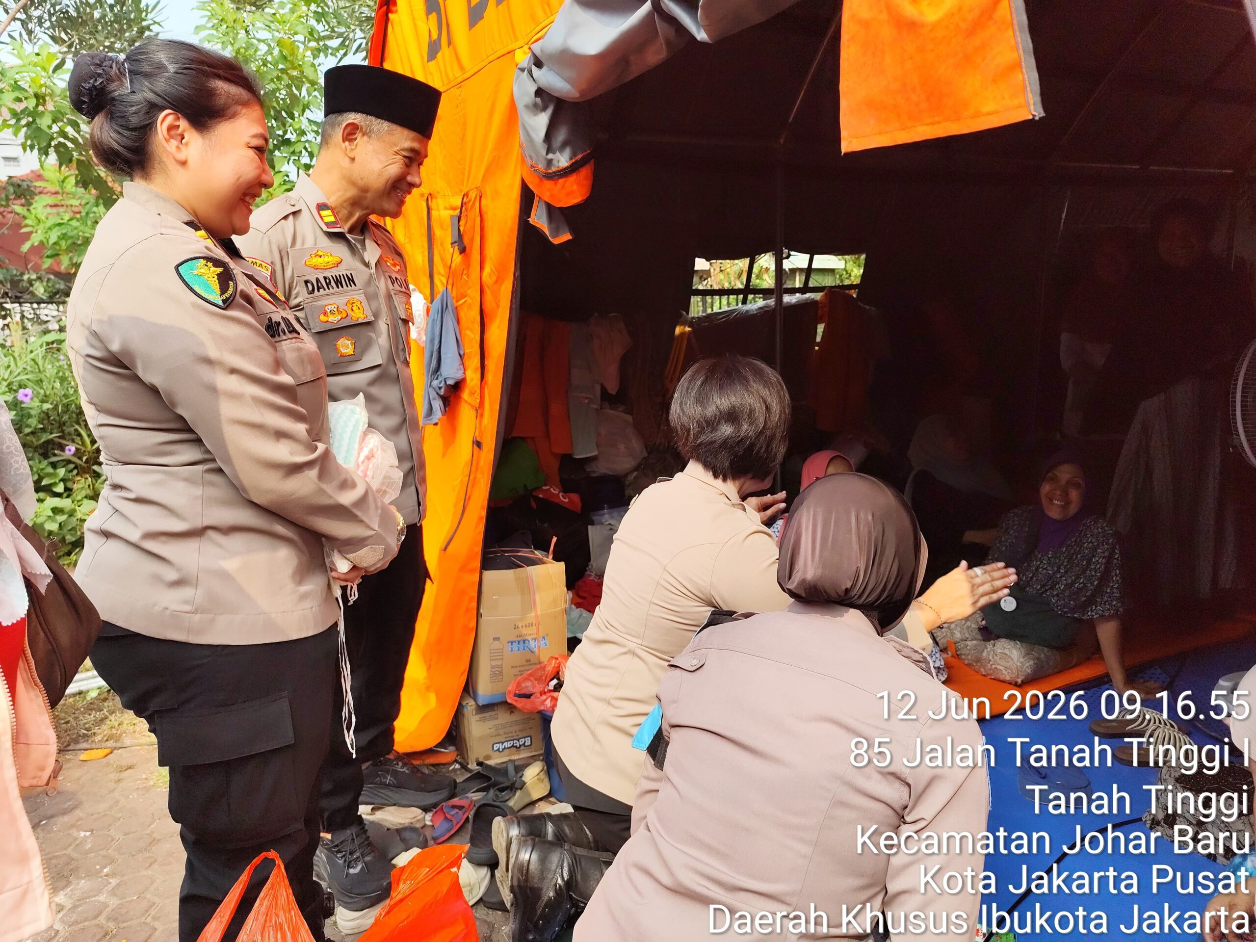 Polwan Jaga Jakarta Hadir Menguatkan, Salurkan Bantuan dan Dukungan Moril bagi Korban Kebakaran Tanah Tinggi