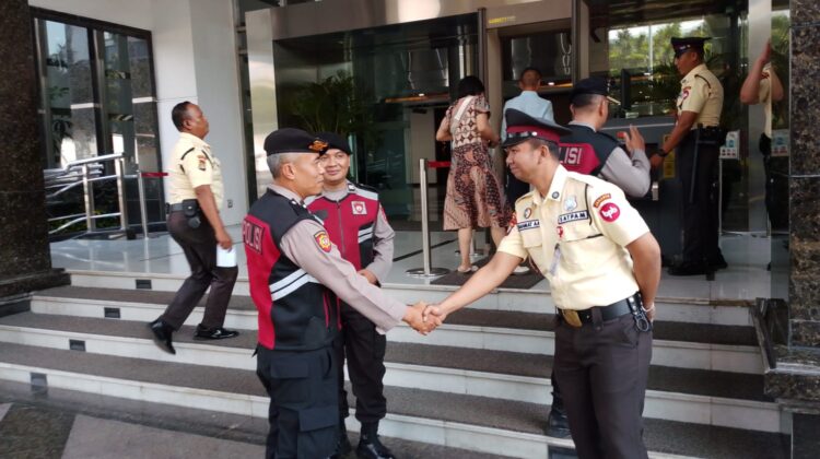 Tingkatkan Patroli Jalan Kaki Unit Samapta Di Kantor Pemerintahan” Perkuat Sinergitas Bersama Satuan Pengamanan