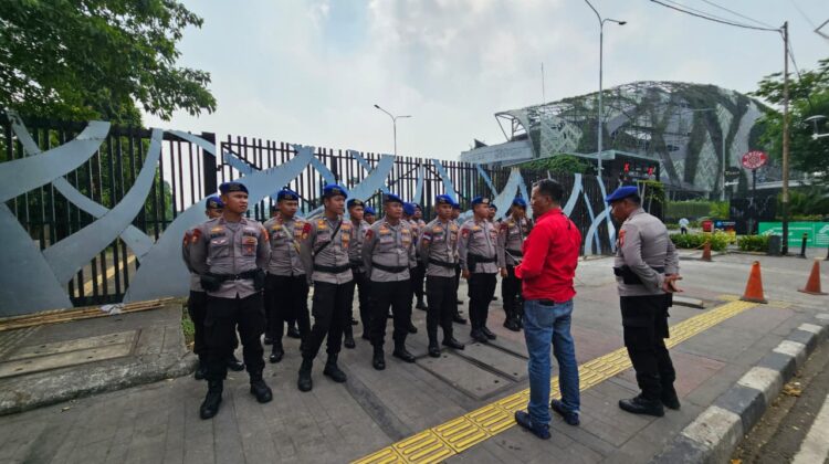 Personel Gabungan Standby di Spark Senayan untuk Pengamanan Aksi Massa di Gedung DPR RI