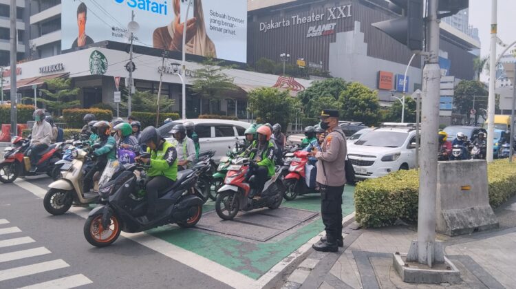 Kapolsubsektor Sarinah Pantau Arus Lalin dan Antisipasi Unras di Simpang Sarinah Thamrin