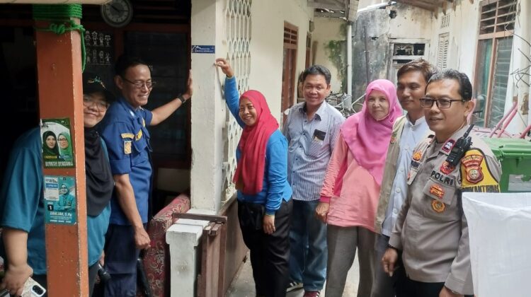 Sinergi Polri dan Masyarakat, Bhabinkamtibmas Karet Tengsin Dukung Program Peduli Lingkungan RW 03
