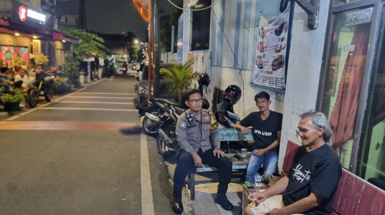 Perkuat Keamanan Lingkungan, Bhabinkamtibmas Karet Tengsin Sambangi Pos Satkamling RW 06