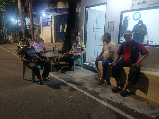
					Bhabinkamtibmas Petojo Selatan Sambangi Pos Kamling, Perkuat Sinergi Jaga Keamanan Lingkungan