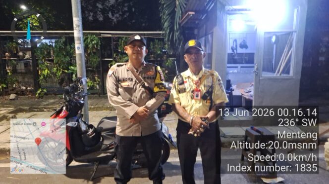
					Jelang Pagi Hari, Bhabinkamtibmas Pegangsaan Perkuat Pengawasan Satkamling di Surabaya Ujung