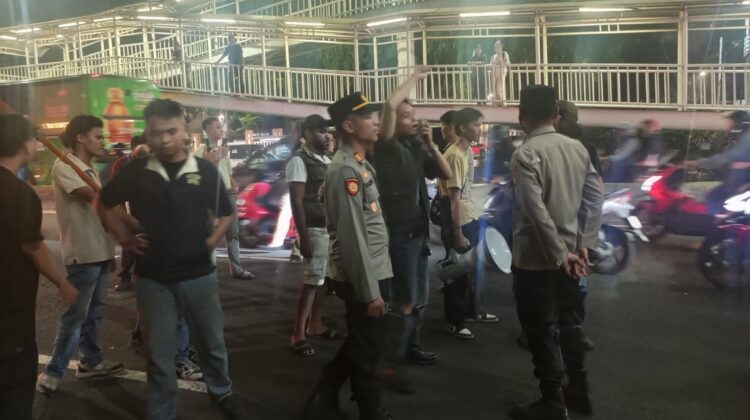 Aksi Mimbar Bebas Peringati Hari Reformasi di Salemba Sempat Picu Kemacetan, Massa Bakar Ban dan Tutup Sebagian Jalan
