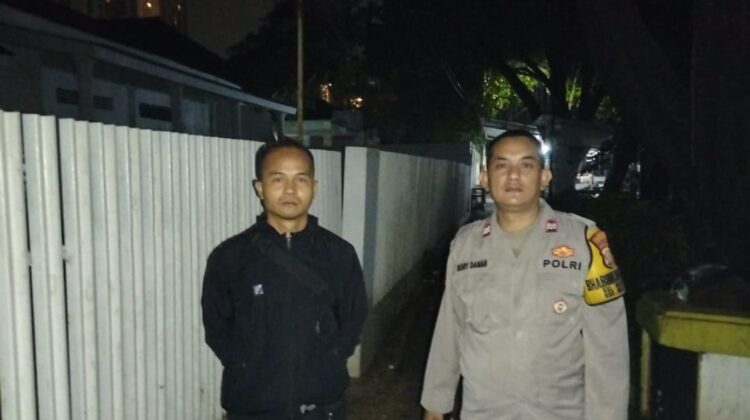 Sambang Satkamling Jalan Surabaya, Bhabinkamtibmas Menteng Ajak Warga Tingkatkan Patroli Dini Hari