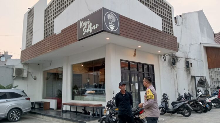 Satu Cangkir Kopi, Seribu Pesan Kamtibmas: Bhabinkamtibmas Kampung Rawa Rangkul Pelaku Usaha Jaga Keamanan Lingkungan