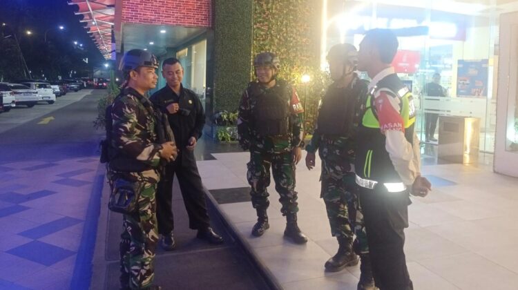 Babinsa Koramil 08/Duren Sawit Gelar Patroli dan Siskamling Keliling Bersama Komponen Masyarakat