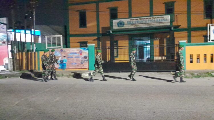Koramil 06/Tigaraksa Perkuat Keamanan Lewat Patroli Siskamling