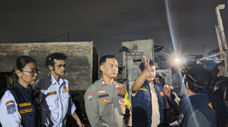 Bhabinkamtibmas Bungur dan Karang Taruna Salurkan Bantuan untuk Korban Kebakaran di Kebon Kosong