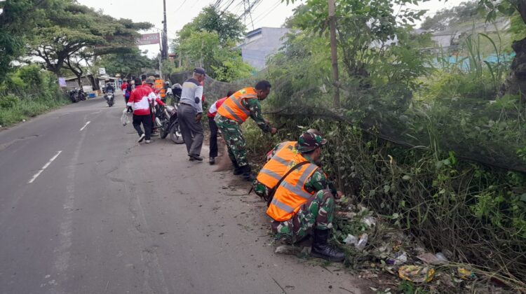 Satgas Sampah Kodim 0510/TRS Gercep Bersihkan Sampah di Jalan Rajeg
