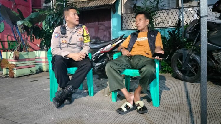 Siskamling Hidup, Lingkungan Aman: Bhabinkamtibmas Perkuat Kolaborasi dengan Warga