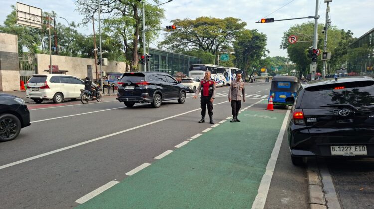 Polisi Perkuat Pelayanan Dan Pengamanan Ibadah Minggu di Gereja Katedral