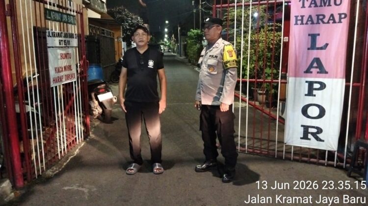 Sambang Poskamling Johar Baru, Bhabinkamtibmas Perkuat Kewaspadaan dan Imbau Tamu Wajib Lapor 1×24 Jam
