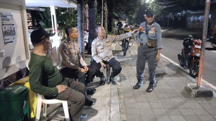 Sambang Satkamling Tengah Malam, Polisi dan Warga Cempaka Putih Timur Perkuat Kewaspadaan Cegah Kejahatan
