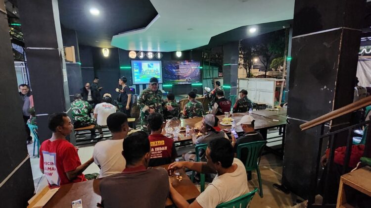 Pererat Kebersamaan Warga Lewat Nobar Piala Dunia 2026 di Makoramil Matraman