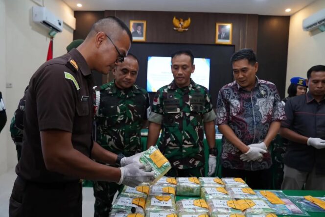 
					Satgas Pamtas Yonarhanud 1 Kostrad Gagalkan Penyelundupan 21,4 Kilogram Sabu Dari Malaysia