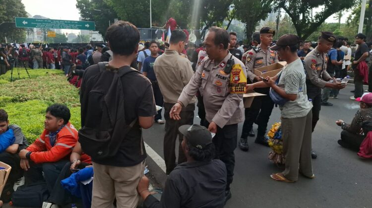 Polisi Bagikan Snack ke Massa Aksi BEM UBK di Jakpus, Kapolres: Bentuk Pelayanan Humanis