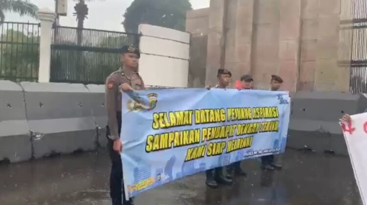 Hujan Tidak Jadi Penghalang, Polri Tetap Hadir Mengawal Aspirasi Masyarakat