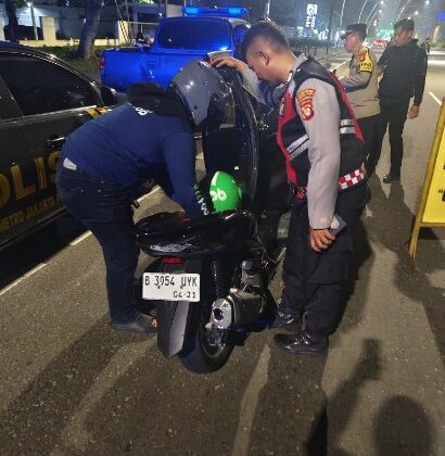 Razia Stasioner Polsek Cempaka Putih, Polisi Perketat Pengawasan Dini Hari Untuk Cegah Kejahatan Jalanan dan Gangguan Kamtibmas