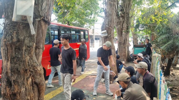Massa Aksi dari Johar Baru Berangkat Tertib Menuju Kementerian Imipas, Polisi Lakukan Pengamanan dan Pengawalan Humanis