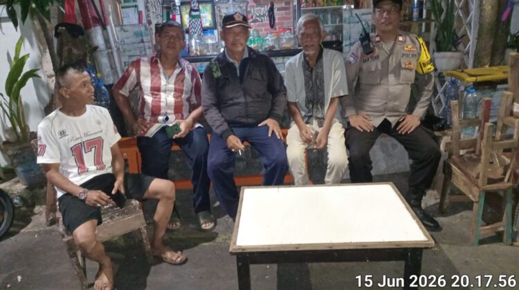 Sambangi Pos Kamling, Bhabinkamtibmas Galur Perkuat Kemitraan dengan Warga Jaga Kamtibmas