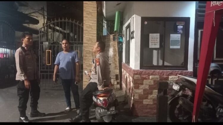 Polisi dan Warga Perkuat Satkamling Cegah Kejahatan Dinihari di Cikini Menteng