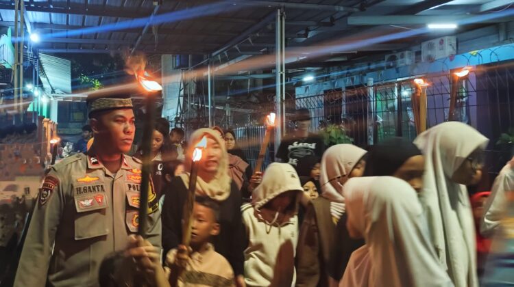 Bhabinkamtibmas Bendungan Hilir Monitoring dan Pengamanan Pawai Obor di Rusun Benhil II