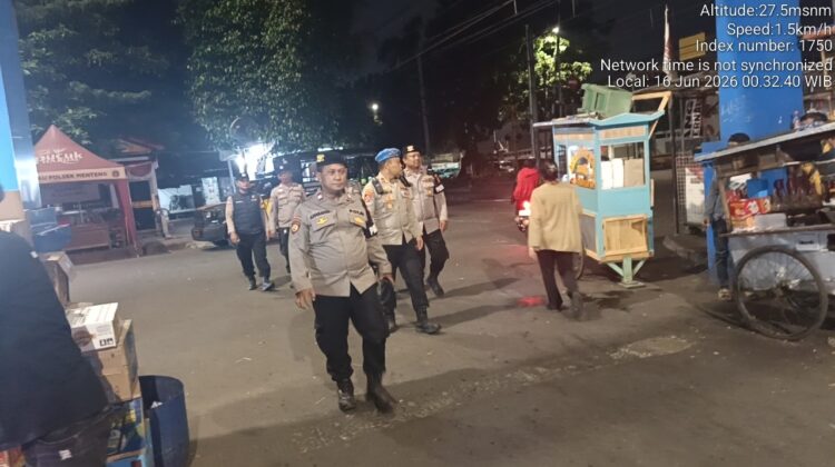 Patroli Jalan Kaki di Menteng Tenggulun, Polsek Metro Menteng Perkuat Pengamanan Malam Hari