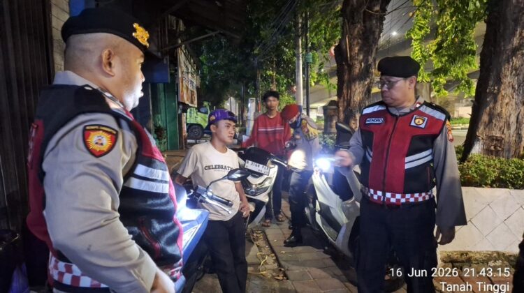 Unit Samapta Polsek Johar Baru Patroli Jalan Kaki, Sampaikan Imbauan Kamtibmas di Pemukiman Warga Tanah Tinggi