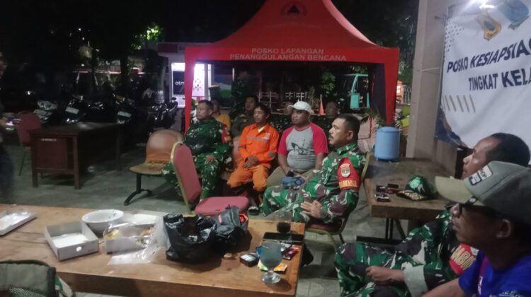 Babinsa Koramil 03/Ps.Rebo-Ciracas Bersama Tiga Pilar dan Warga Perkuat Patroli Malam
