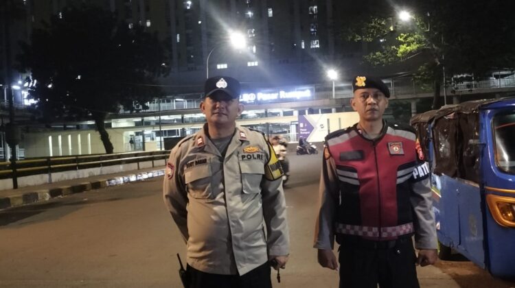 Polisi dan Warga Perketat Pengamanan Perbatasan Menteng Tenggulun